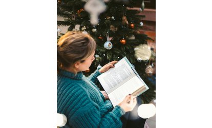 Kniha pod stromečkem: proč si některé vánoční dárky pamatujeme celý život