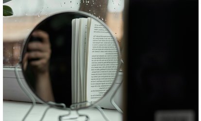 Knihy jako zrcadlo: proč v nich často hledáme sami sebe?