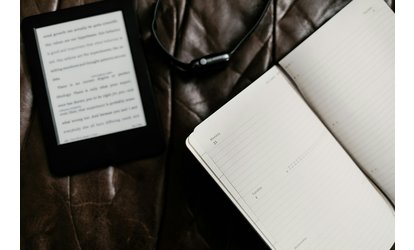 Fenomén lednového čtení: Proč právě teď hledáme odpovědi v papíru a barvě?