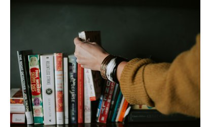 Knihy jako tiché vztahy: Proč se k nim chováme jinak než k filmům